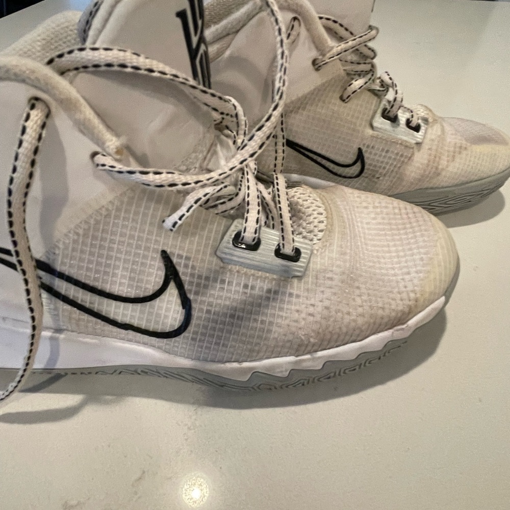 5.5 Y Kyrie’s